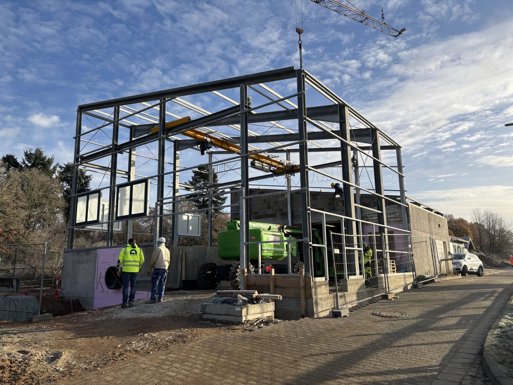 Stahlkonstruktion bei der Montage des Rechengebäudes auf der Kläranlage Simmern