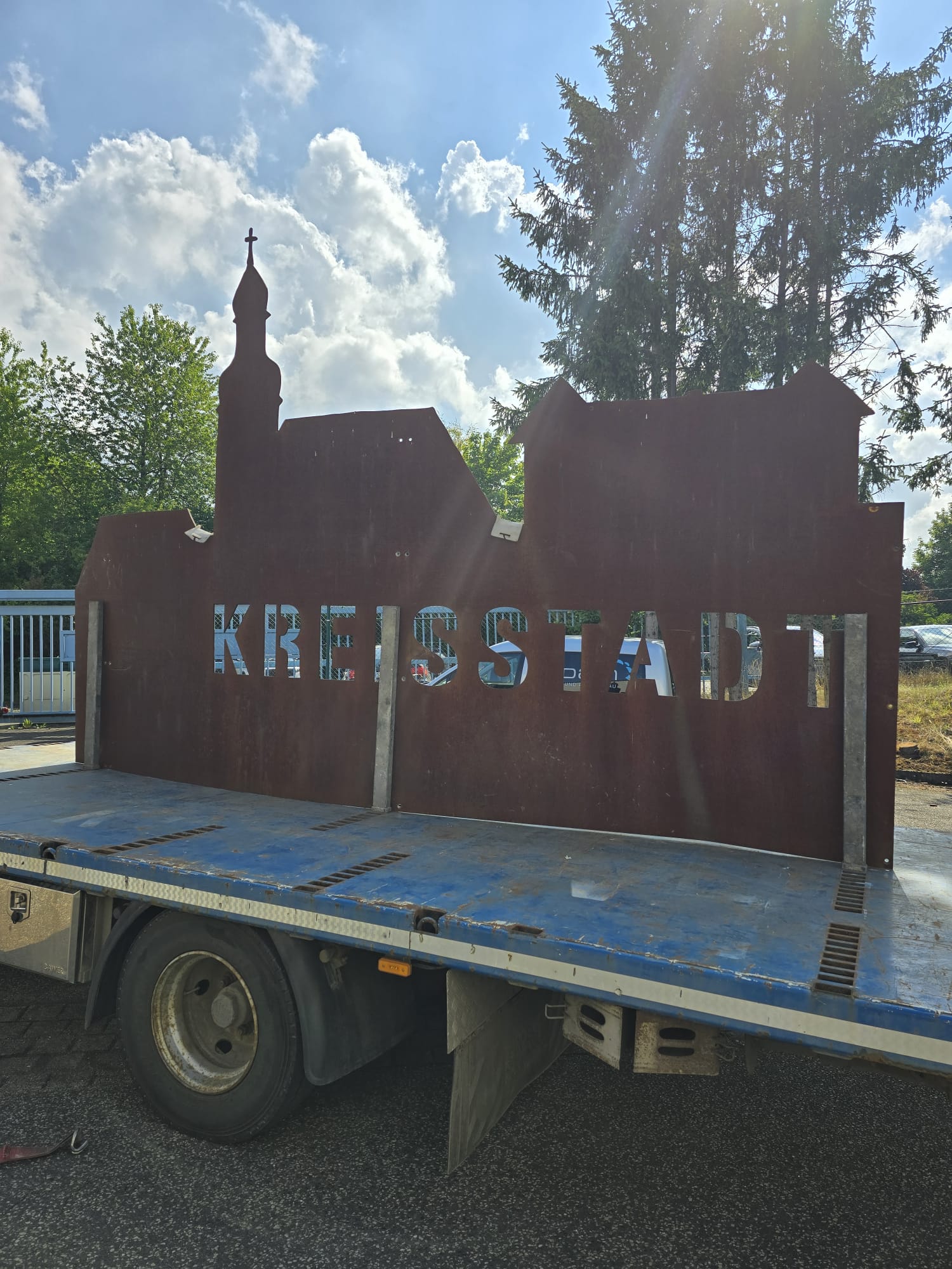 Beschädigtes Stahlkunstwerk am Sonnenhof-Kreisel in Simmern nach einem Verkehrsunfall